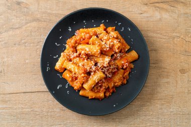 Peynirli bolonez rigatoni makarna - geleneksel İtalyan makarnası
