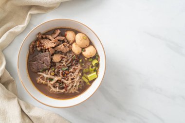 Domuz etli Tayland eriştesi, yahni, köfte ve domuz ciğeri kanlı çorba Tayland eriştesi usulü.