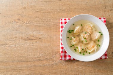 Beyaz kasede karides köftesi çorbası, Asya yemeği tarzı.