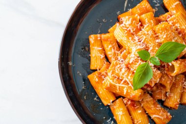 Domates soslu ve peynirli Rigatoni makarnası - geleneksel İtalyan makarnası