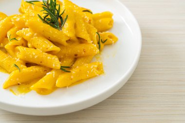 Balkabaklı, kremalı ve biberiyeli makarna.