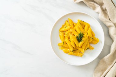 Balkabaklı, kremalı ve biberiyeli makarna.