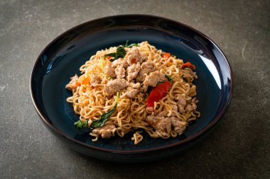 Tayland fesleğeni ve kıymalı Tayland usulü kızarmış erişte.