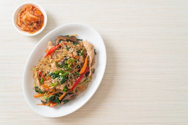 Japchae ya da karışık Kore vermicelli erişte sebzeli ve üzerine beyaz susamlı domuz eti - Kore geleneksel yemek tarzı
