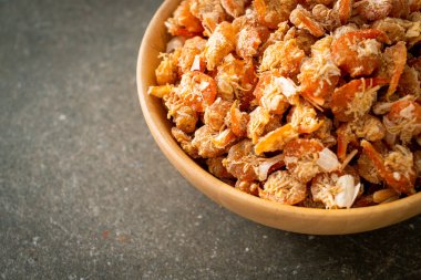 Kurutulmuş karides ya da kase içinde kurutulmuş tuzlanmış karides.