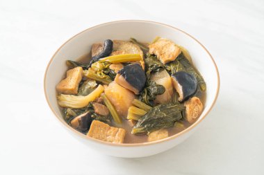 Tofulu Çin sebze güveci veya sebze çorbası karışımı - vejetaryen ve vejetaryen yemek tarzı.