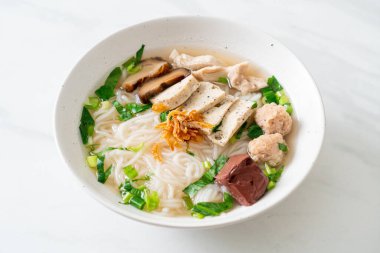 Vietnam Pirinç Erişte Çorbası ve Vietnam Sosisi sebze ve çıtır soğan sundu. Asya usulü.