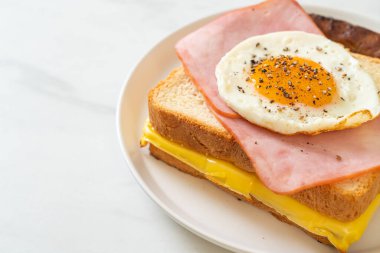 Ev yapımı kızarmış peynir üzerine jambon ve kahvaltıda domuz sosisli sahanda yumurta.