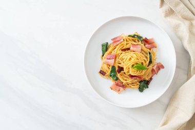 Kurutulmuş acı biber ve pastırmalı ev yapımı kızarmış spagetti.