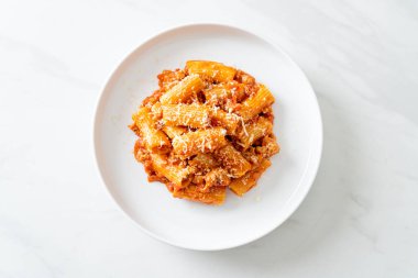 Peynirli bolonez rigatoni makarna - geleneksel İtalyan makarnası