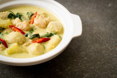 Kıymalı yeşil köri çorbası ve kasede köfte. Asya usulü.