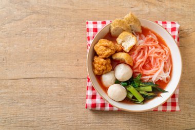 Balık köfteli küçük pirinç erişteleri ve pembe çorbada karides topları, Yen Ta Four veya Yen Ta Fo - Asya yemeği tarzı