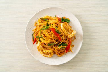 Kızarmış spagetti, tuzlanmış yumurta ve kalamar. Füzyon yemek stili.