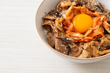 Kore usulü turşulu yumurta turşulu domuz bulgogi pirinç kasesi.