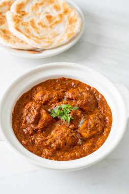 Hint usulü tavuk tikka masala baharatlı körili et yemeği roti veya naan ekmeği.