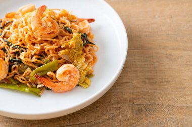 Karıştırılmış hazır erişteli sukiyaki, karidesli, Asya usulü.