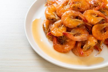 Tatlı karides, balık soslu ve şekerli Tayland yemeğidir. Asya usulü.