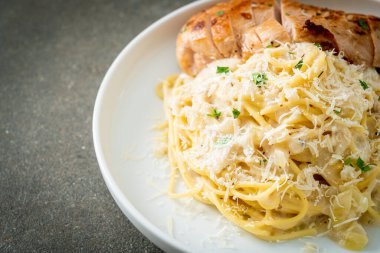 Ev yapımı spagetti beyaz kremalı sos ve ızgara tavuk.