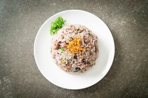 Çin usulü siyah zeytinli kıymalı pilav - Asya usulü.