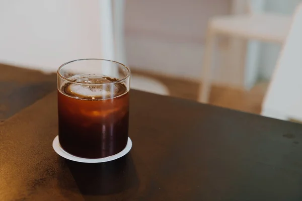 Schwarzer Kaffee Kalter Tropfen Auf Den Tisch — Stockfoto