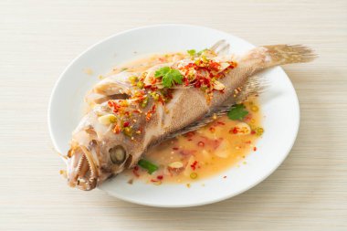 Limonlu ve biberli balık buğulama. Asya usulü.