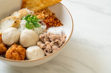 Balık köfteli ve karides köfteli baharatlı pirinç eriştesi. Asya usulü.