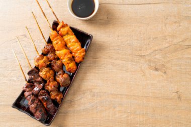 Japon tavuk ızgarası ya da yakitori Japon yemeği tarzında servis edilir.