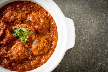 Hint usulü tavuk tikka masala baharatlı körili et yemeği roti veya naan ekmeği.