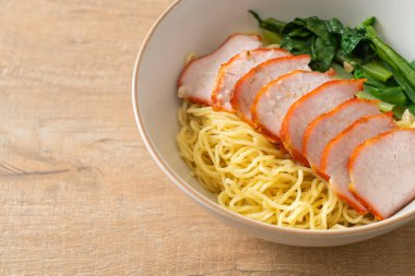 Barbekü Kırmızı Domuz Eriştesi Çorbalı - Asya usulü