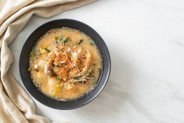 Tayland usulü domuz etli Sukiyaki Çorbası ya da sukiyaki çorbası içinde domuz ve sebzeli haşlanmış vermicelli Asya yemeği.