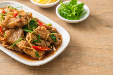 Çin kereviziyle Kızarmış Balık - Asya usulü