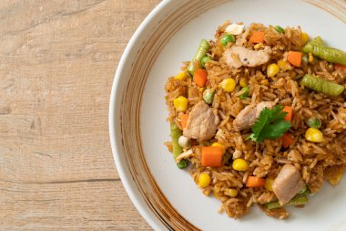 Domuz eti ve sebzeli pilav.