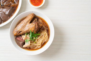 Kahverengi çorbalı ağır ateşte pişmiş ördek eriştesi. Asya usulü.