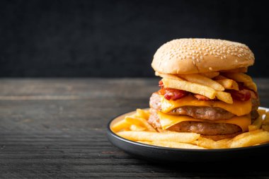 Domuz burger veya peynirli domuz burger, domuz pastırması ve patates kızartması.