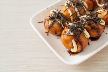 Takoyaki köftesi ya da ahtapot köftesi - Japon yemeği tarzı.