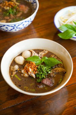 Tayland teknesi eriştesi - Tayland eriştesi ve kan çorbası