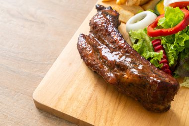 Izgara domuz pirzolası ve sebze.