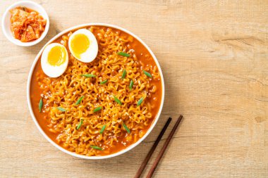 Ramyeon ya da yumurtalı Kore eriştesi Kore yemeği tarzı.