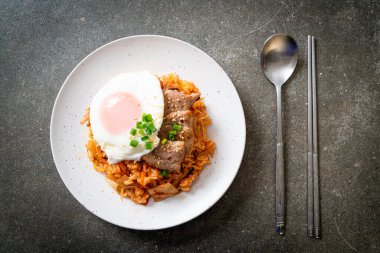 Kore usulü kızarmış yumurta ve domuz etli kimchi pilavı.