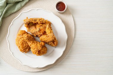 Tabakta ketçaplı kızarmış tavuk, sağlıksız yemek.