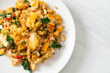 Tayland fesleğeni ve biberli sahanda yumurta Asya usulü.