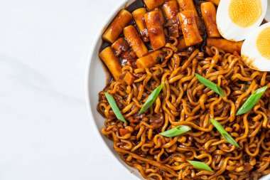Jjajang Rabokki - Kore hazır eriştesi veya Kore pirinçli Ramyeon veya Tteokbokki ve siyah fasulye soslu yumurta - Kore yemeği tarzı