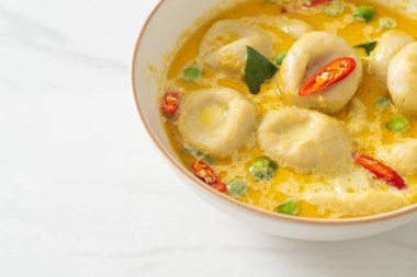 Balık köfteli yeşil köri çorbası - Tayland yemeği tarzı