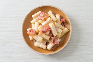 Beyaz soslu ve pastırmalı ev yapımı spagetti rigatoni makarna. İtalyan usulü.