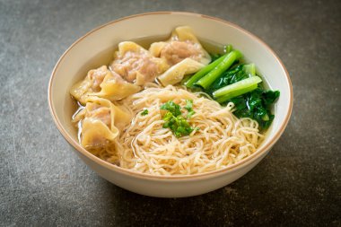 Yumurtalı erişte ile domuz çorbası veya domuz köftesi çorbası ve sebze - Asya yemeği tarzı.