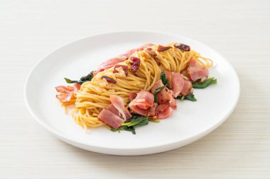 Kurutulmuş acı biber ve pastırmalı ev yapımı kızarmış spagetti.