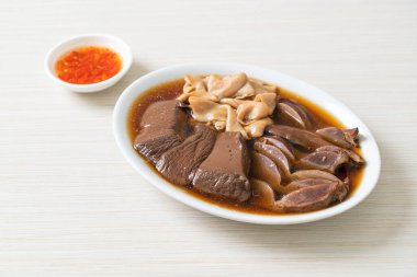 Kahverengi çorbada pişirilmiş ördek sakatatı. Asya yemeği tarzı.