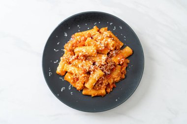 Peynirli bolonez rigatoni makarna - geleneksel İtalyan makarnası