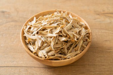 Kurutulmuş küçük çıtır balık.