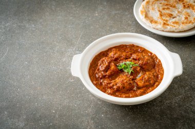 Hint usulü tavuk tikka masala baharatlı körili et yemeği roti veya naan ekmeği.